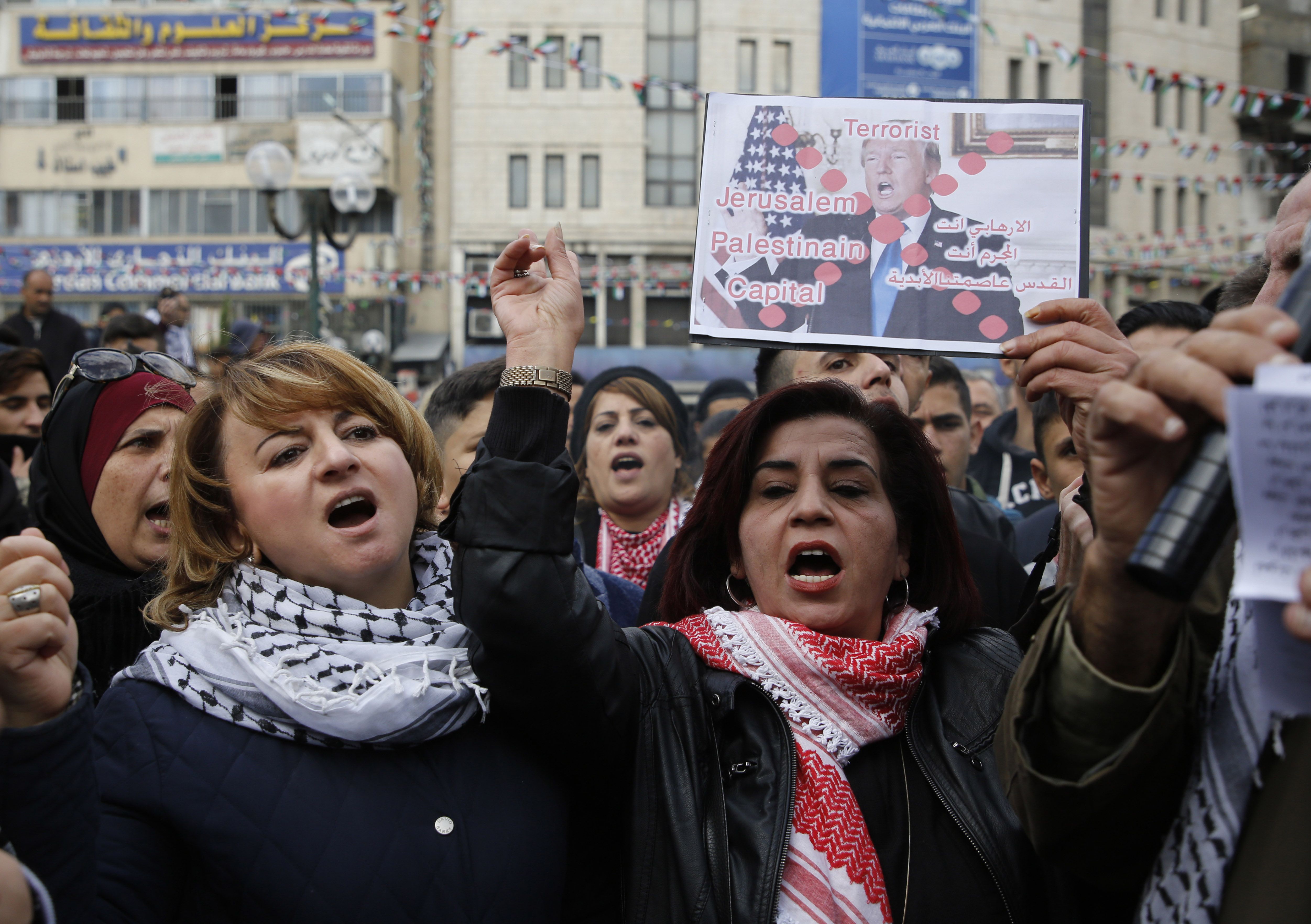 سيدات فلسطين يخرجون فى مسيرات منددة