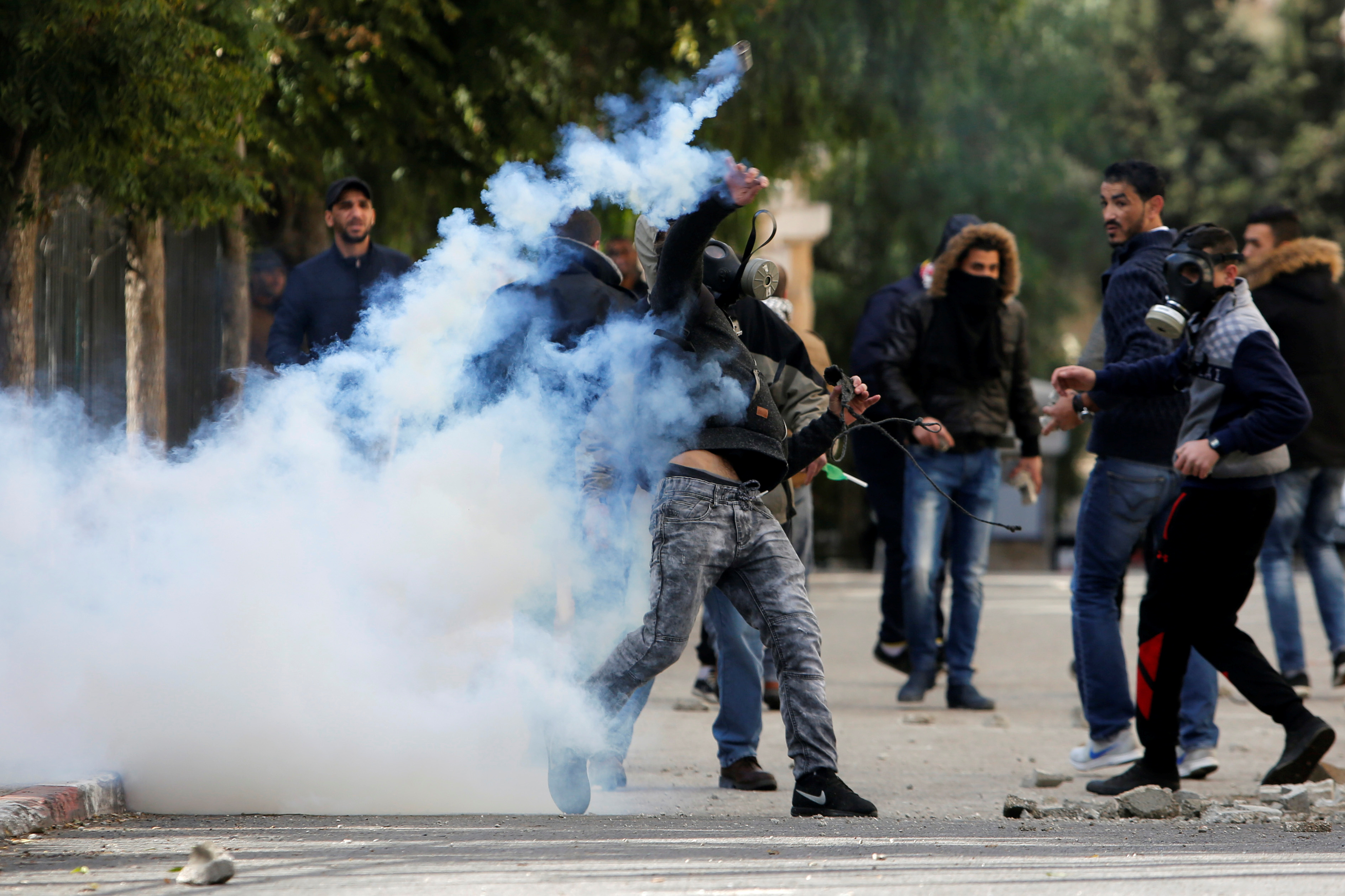 الشباب الفلسطينى يتحدى اسلحة الاحتلال ويخرج فى مسيرات منددة
