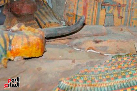الأقنعة والتماثيل والمومياوات المكتشفة بالمقابر في دراع ابو النجا