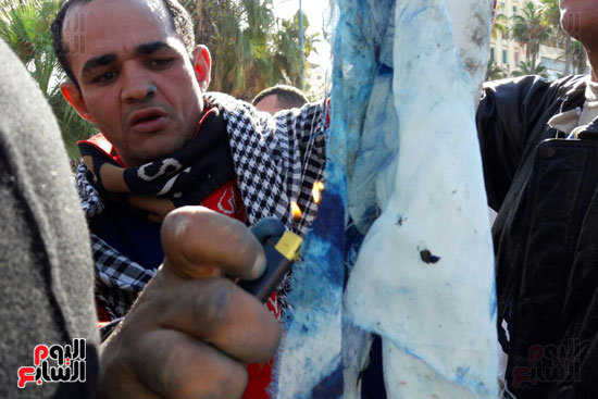 صور ..حرق علم إسرائيل بساحة القائد إبراهيم احتجاجا على قرار ترامب حول القدس (7)