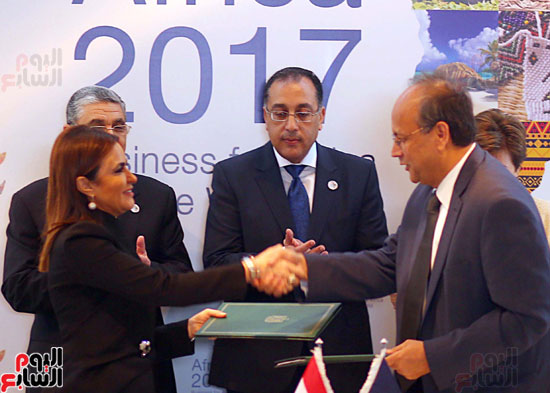 وزيرة الاستثمار توقع أضخم تمويل تنموى بين مصر والبنك الدولى (13)