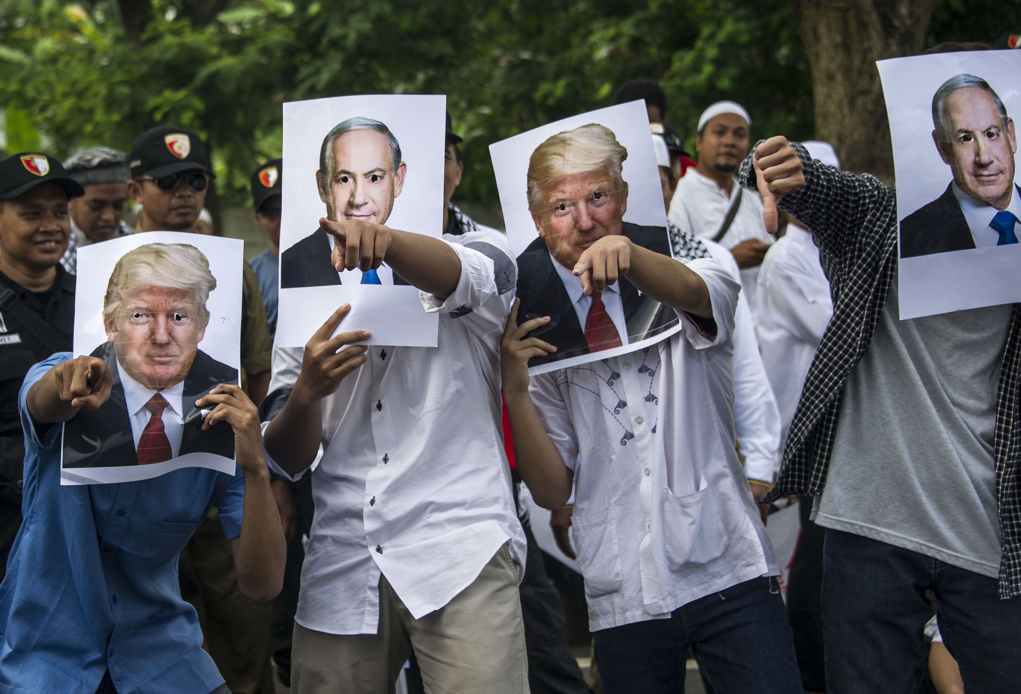 متظاهرون يرفعون صور ترامب ونتنياهو فى إندونيسيا