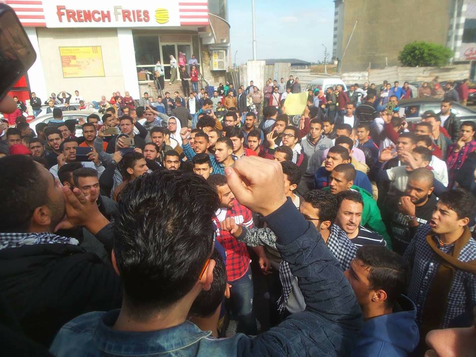 طلاب جامعة المنصورة يتظاهرون ضد قرار ترامب (1)