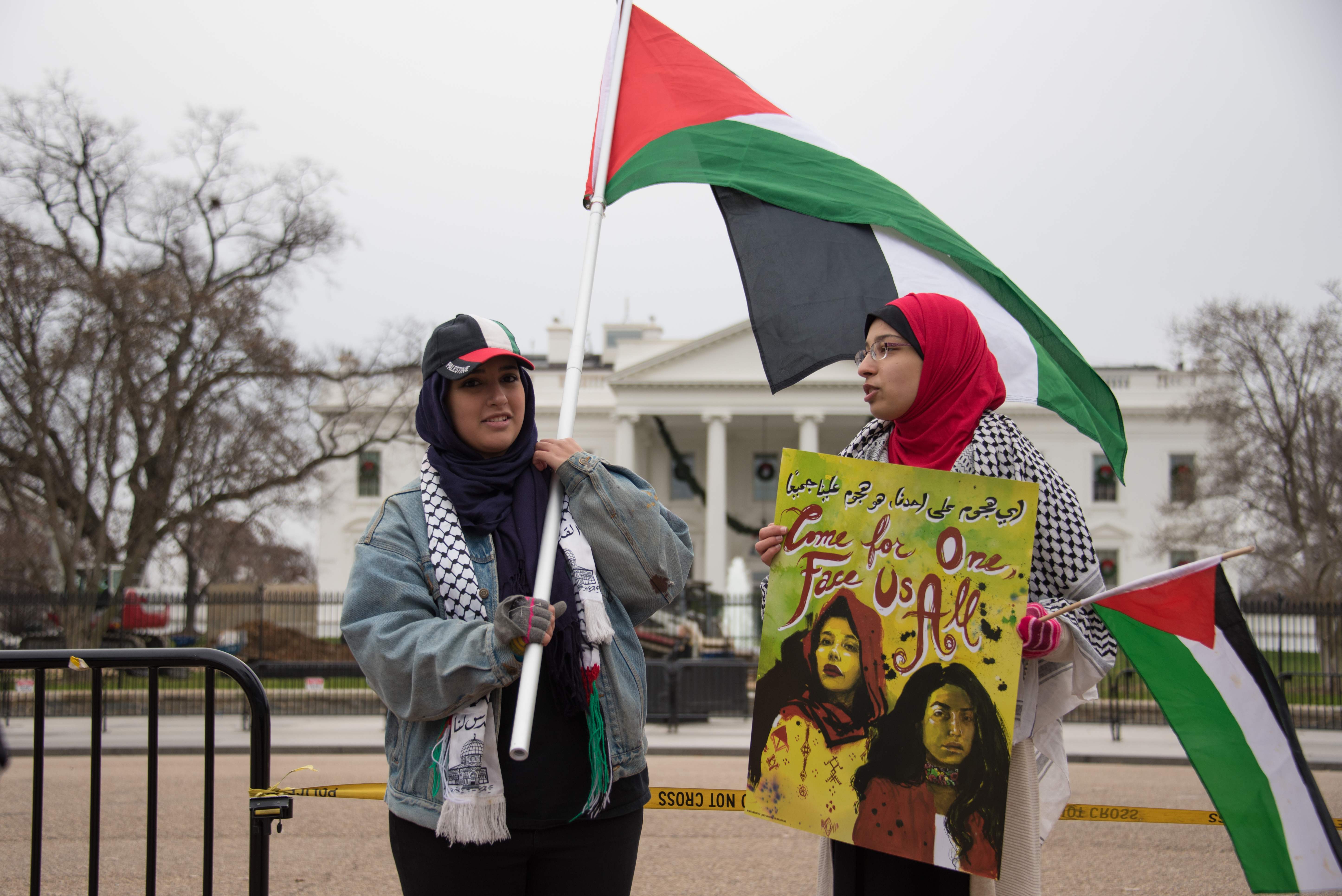 علم فلسطين يرفرف أمام البيت الأبيض علم فلسطين يرفرف أمام البيت الأبيض