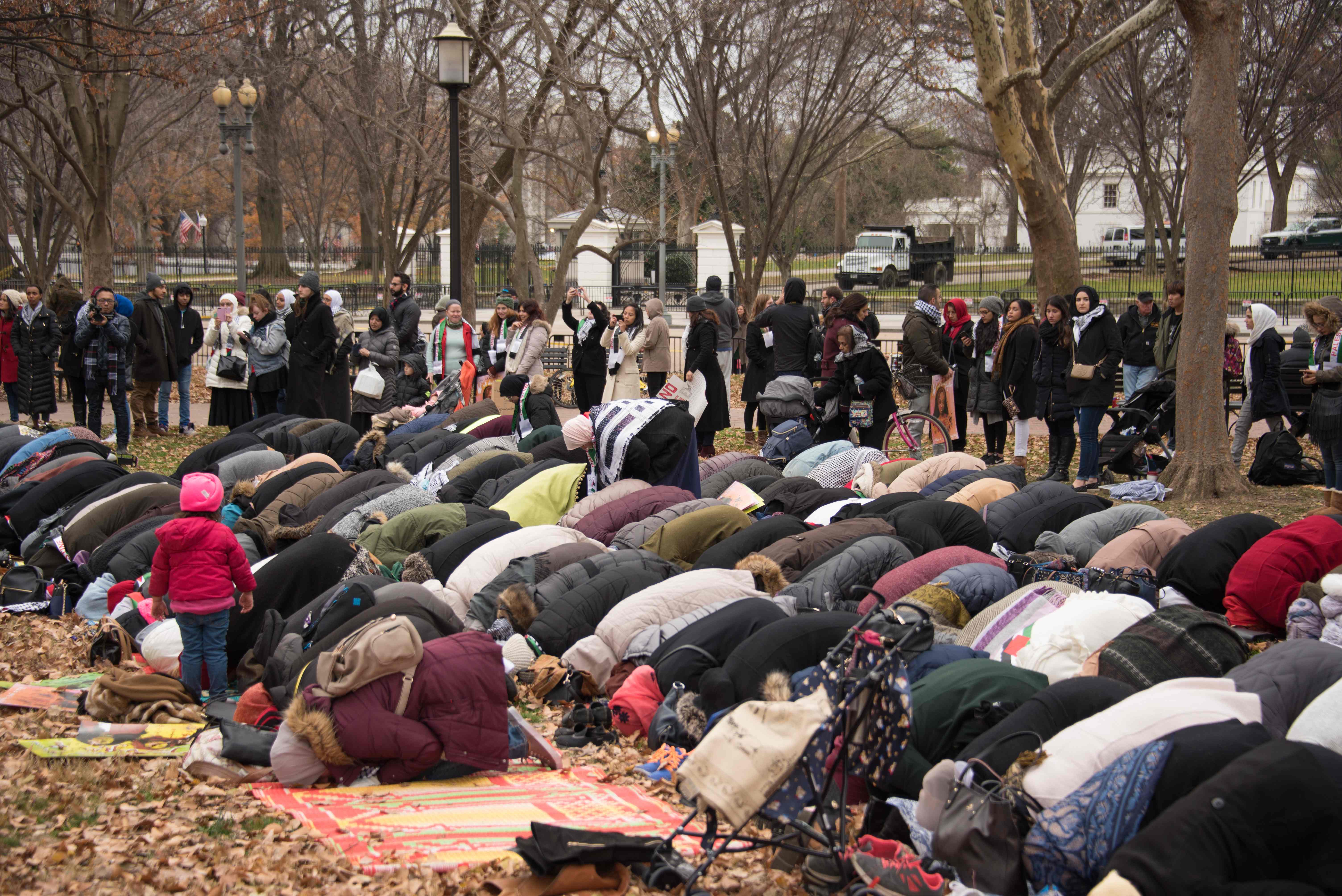 المسلمون فى أمريكا يقيمون الصلاة بمحيط البيت الأبيض