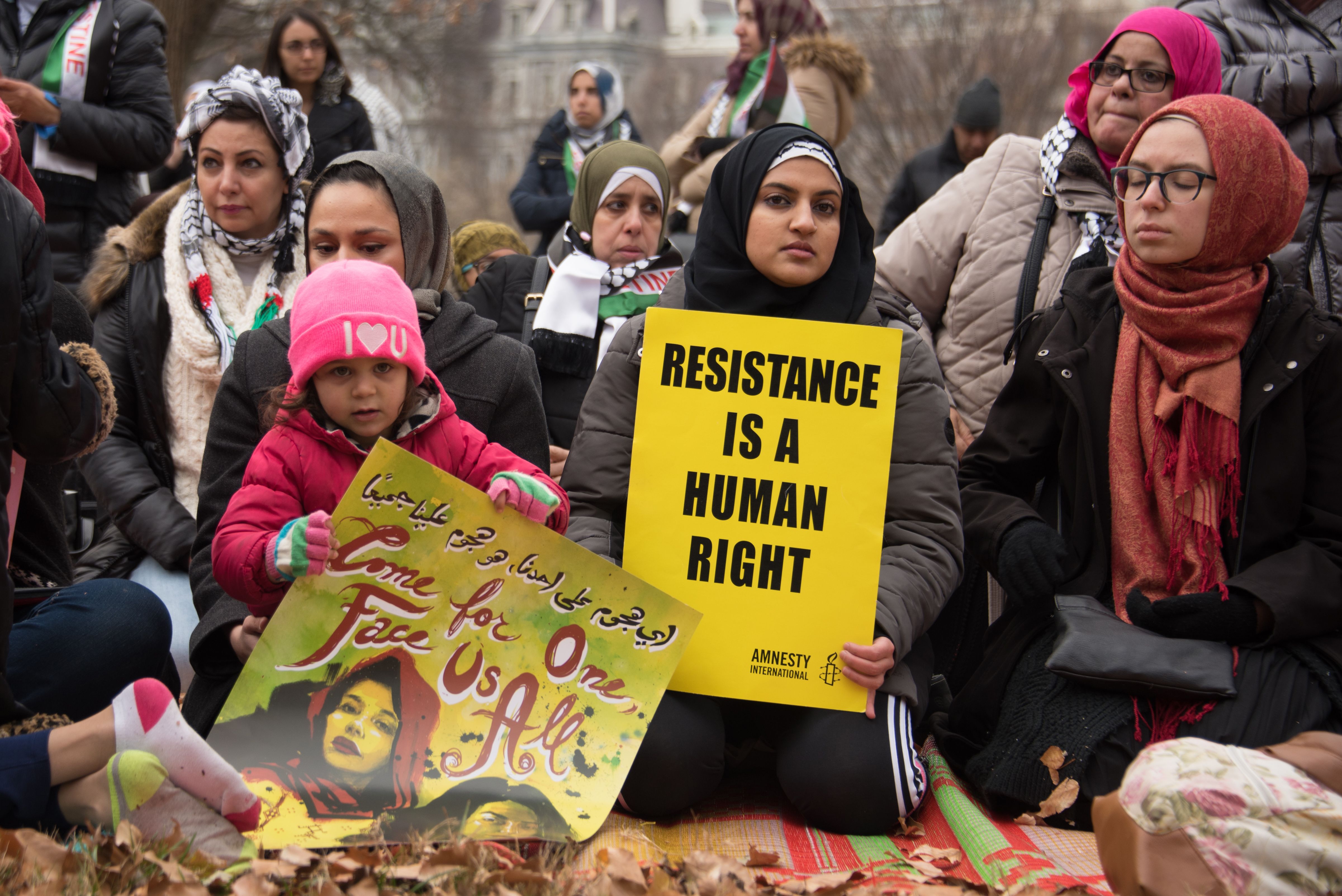 مسلمات يؤدون الصلاة بمحيط البيت الأبيض مسلمات يؤدون الصلاة بمحيط البيت الأبيض