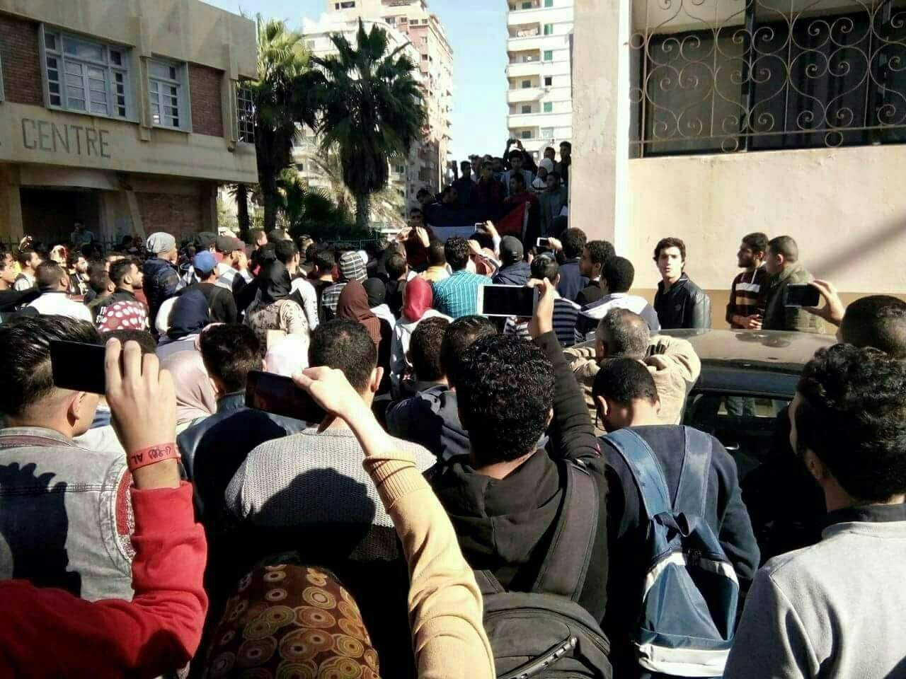 مظاهرات بجامعة الإسكندرية ضد قرار ترامب (4)