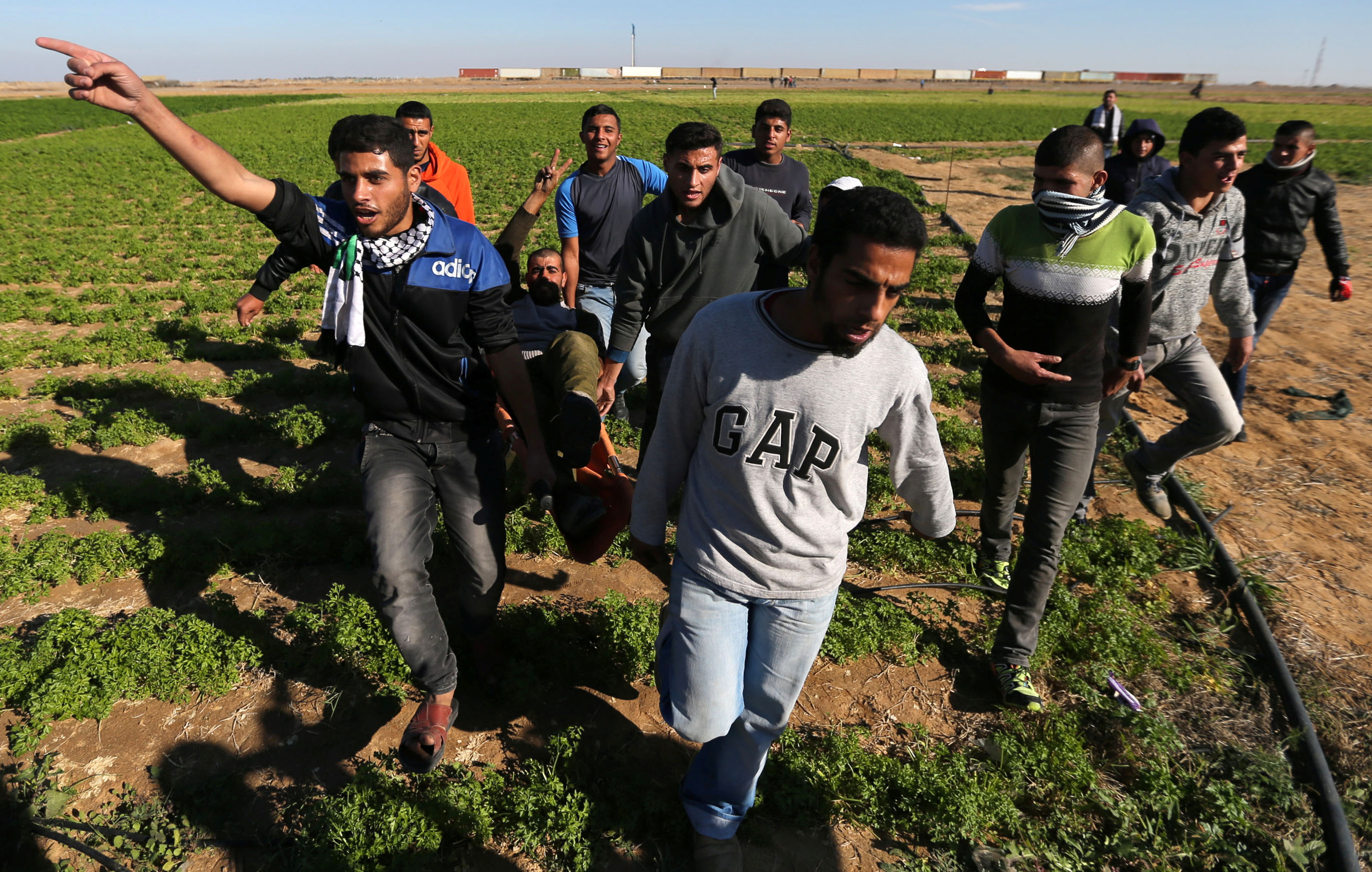 سقوط جريح فلسطينى