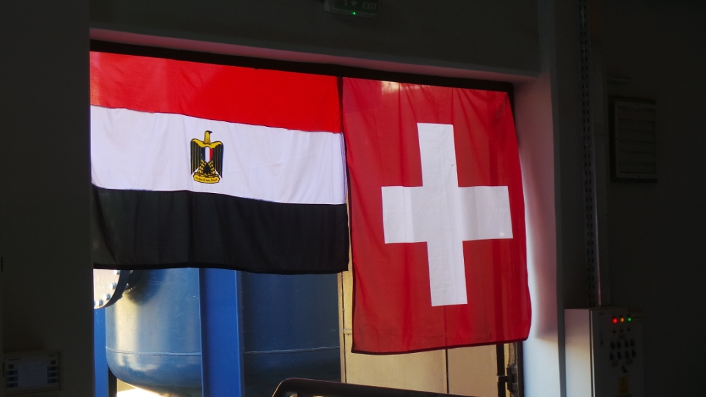              العلم المصرى والسويسرى