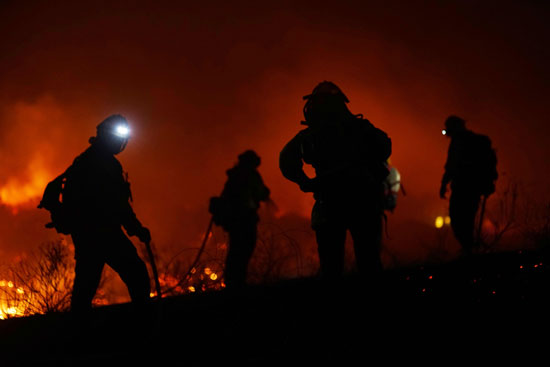 رجال الاطفاء تسعى للسيطرة على الحرائق