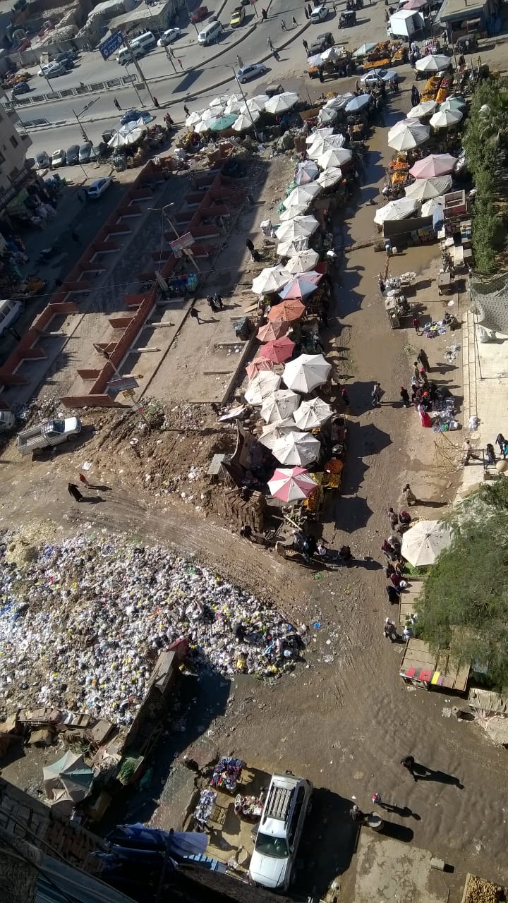 القمامة ومياه الصرف الصحى بالمكان
