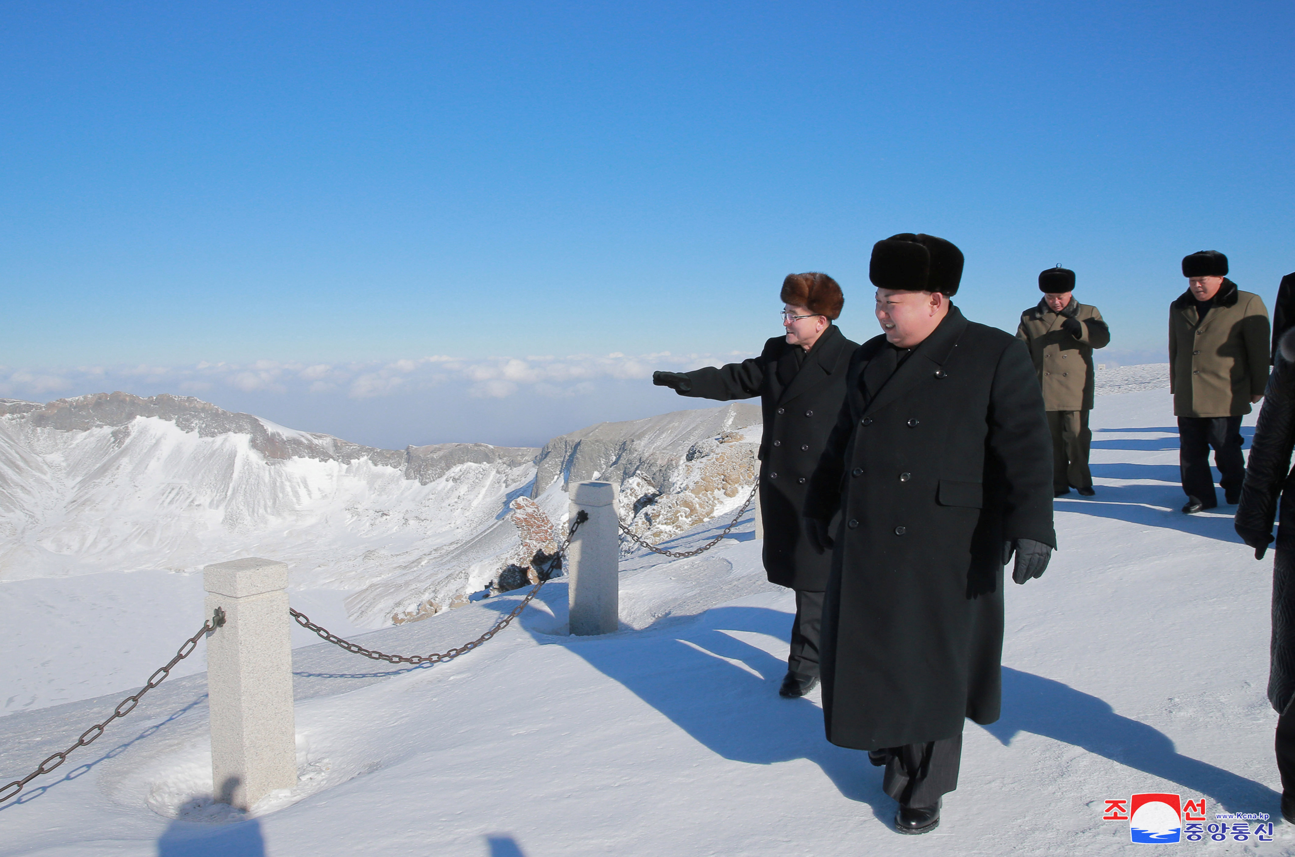 زعيم كوريا الشمالية يقف وسط الثلوج
