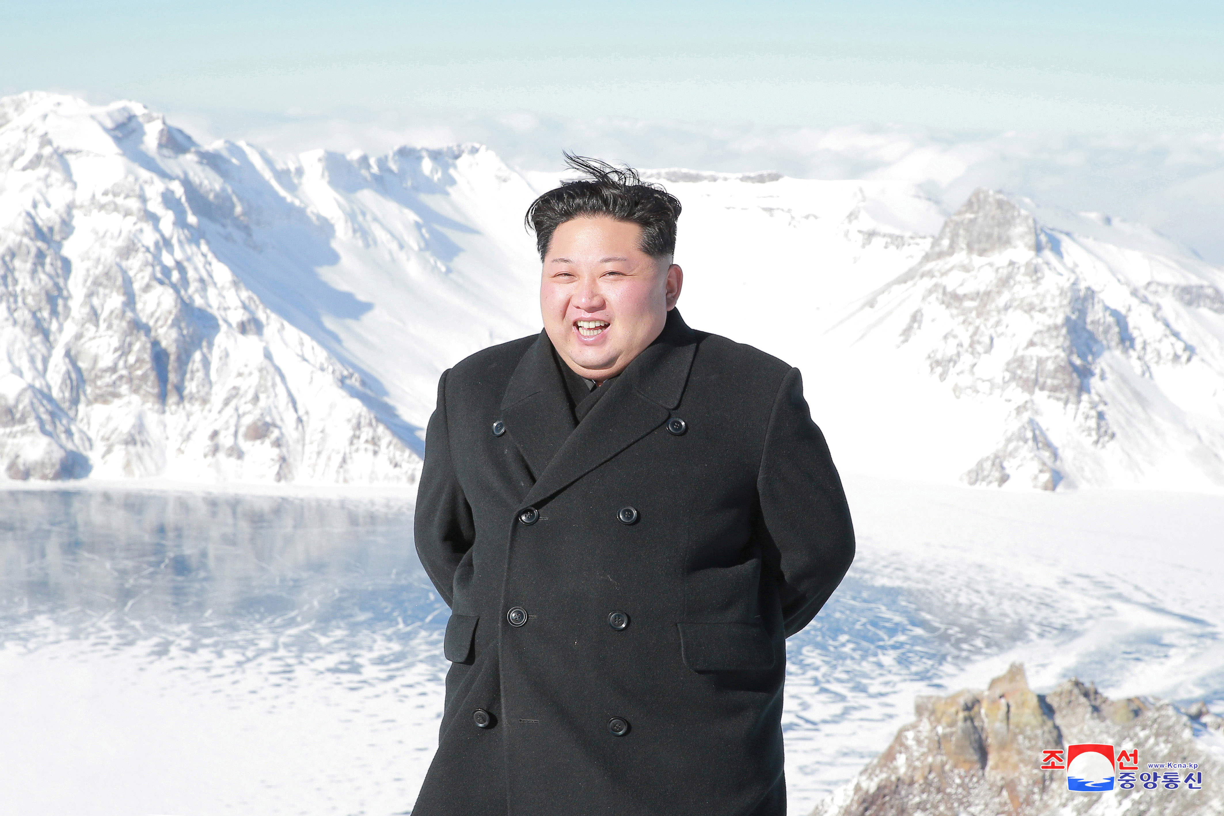زعيم كوريا الشمالية يقف وسط الثلوج على أعلى قمة جبلية