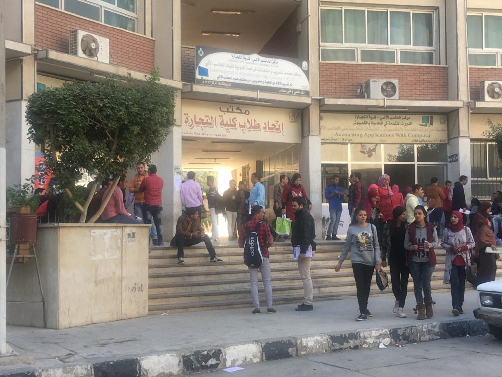 4- طلاب كلية التجارة جامعة اسيوط