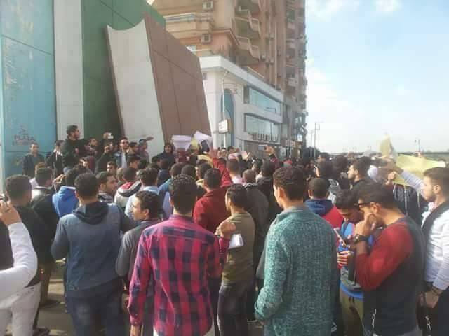 طلاب جامعة المنصورة يتظاهرون ضد قرار ترامب (2)