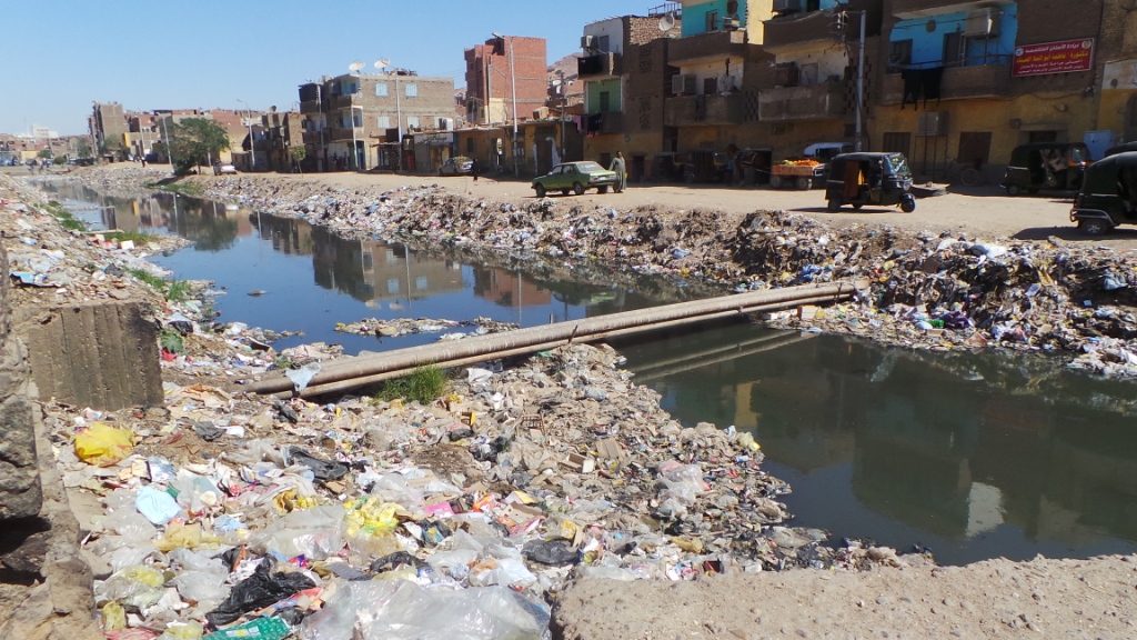              مياه ملوثة بالمنطقة