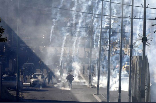 إطلاق الغاز المسيل للدموع على الفلسطينيين قوات الاحتلال تقمع المتظاهرين