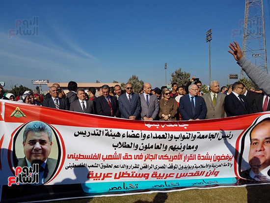  يافطة تحمل صورة الرئيس السيسى تتصدر الوقفة 