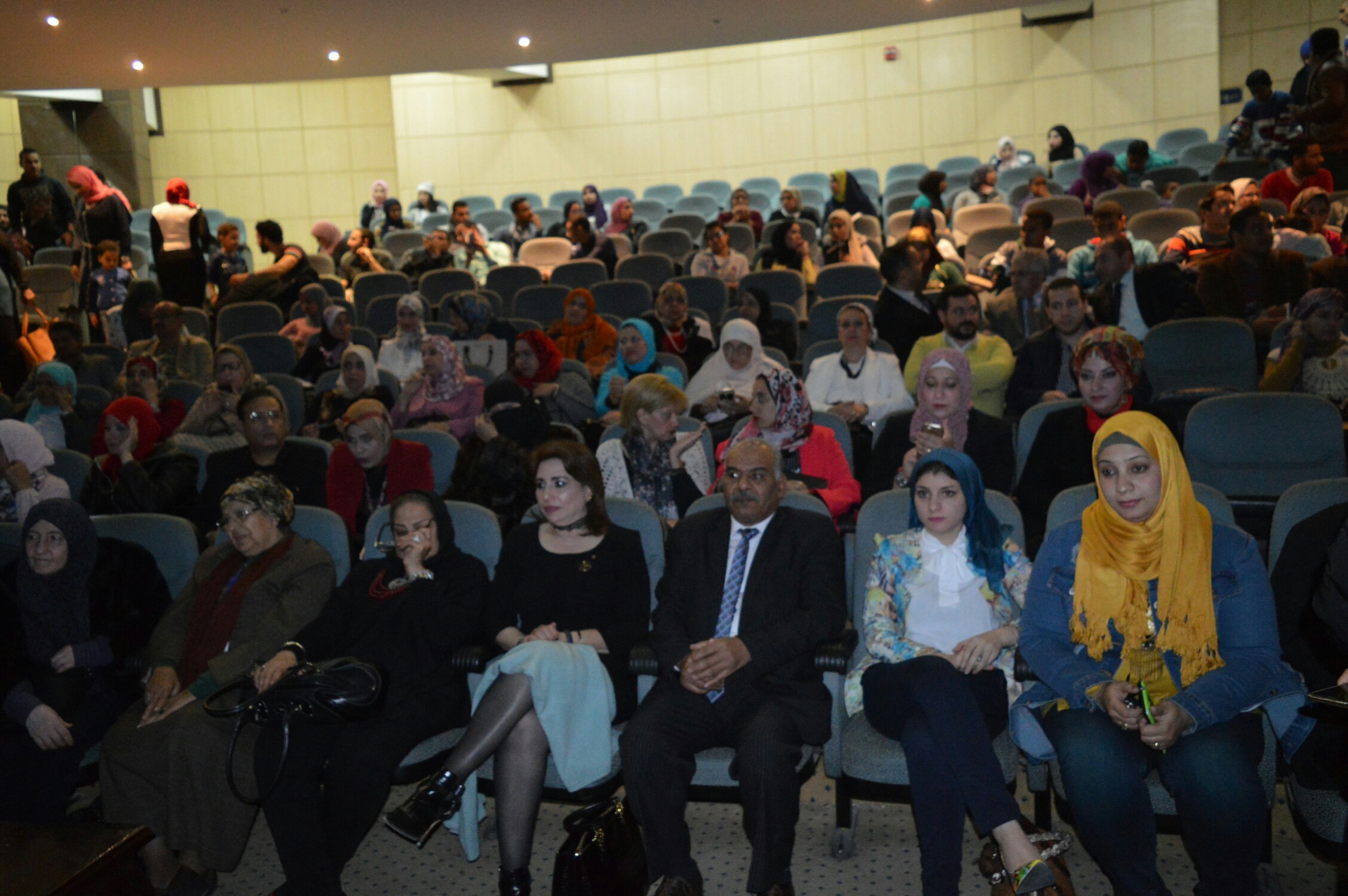              جانب من حضور افتتاح مؤتمر التنمية المستدامة للمجتمعات بالوطن العربى