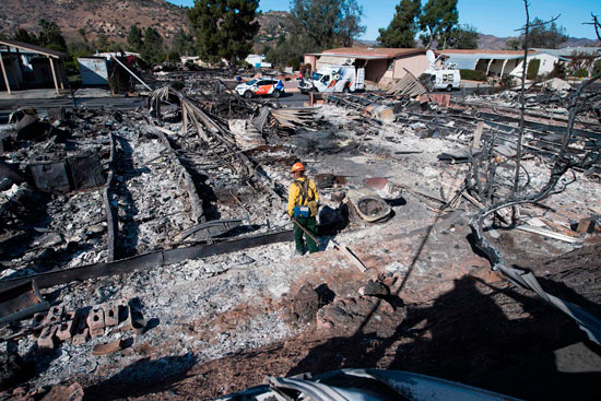 رجال الحماية المدنية بأحد المنازل التى دمرتها النيران