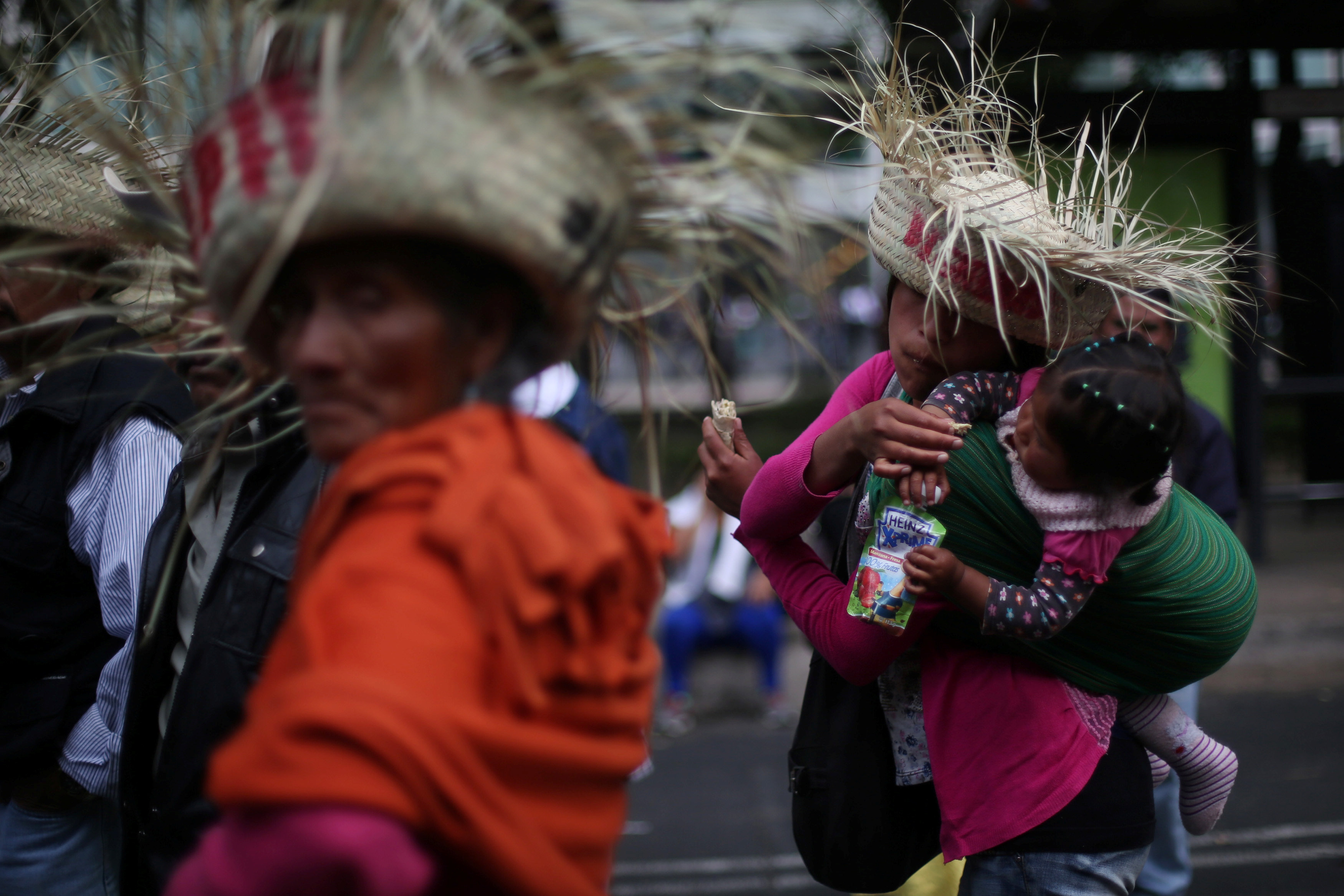 سيدة تحمل طفلتها خلال مشاركتها فى مظاهرات ضد ارتفاع أسعار الوقود بالمكسيك