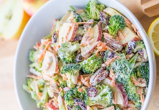  سلطة  البروكلى و عين الجمل والزبيب 