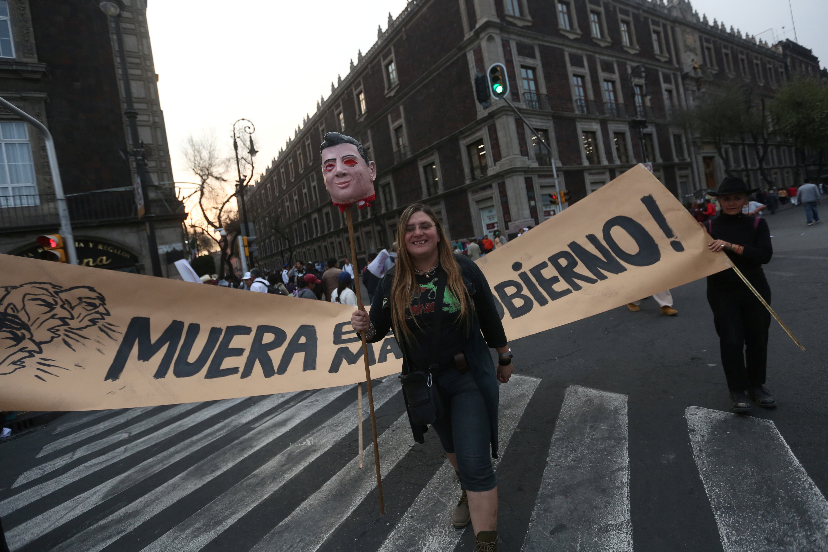 متظاهرة ترفع دمية لرأس الرئيس المكسيكى خلال مظاهرات ضد ارتفاع أسعار الوقود