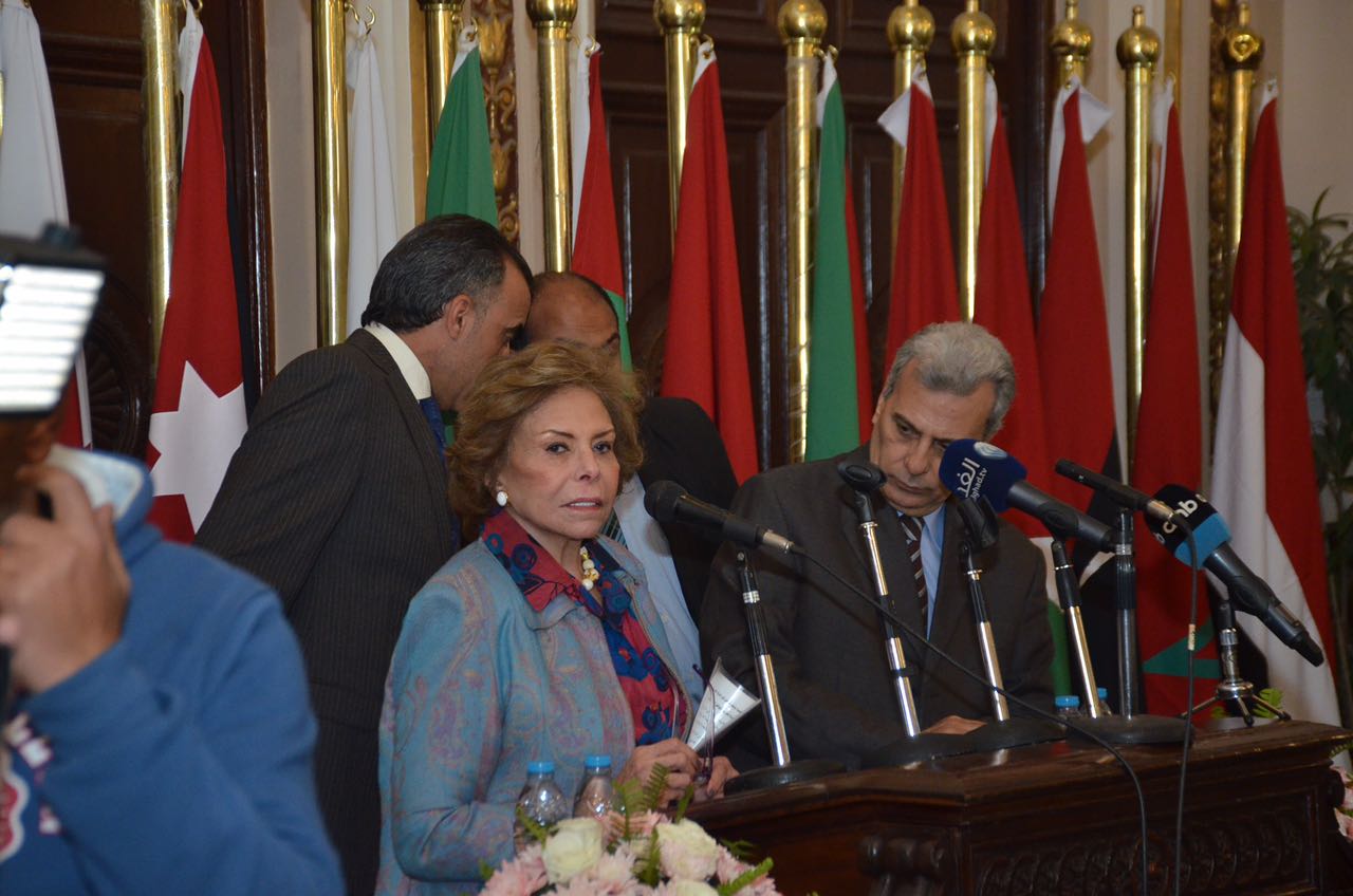 رئيس جامعة القاهرة مع مشيرة خطاب