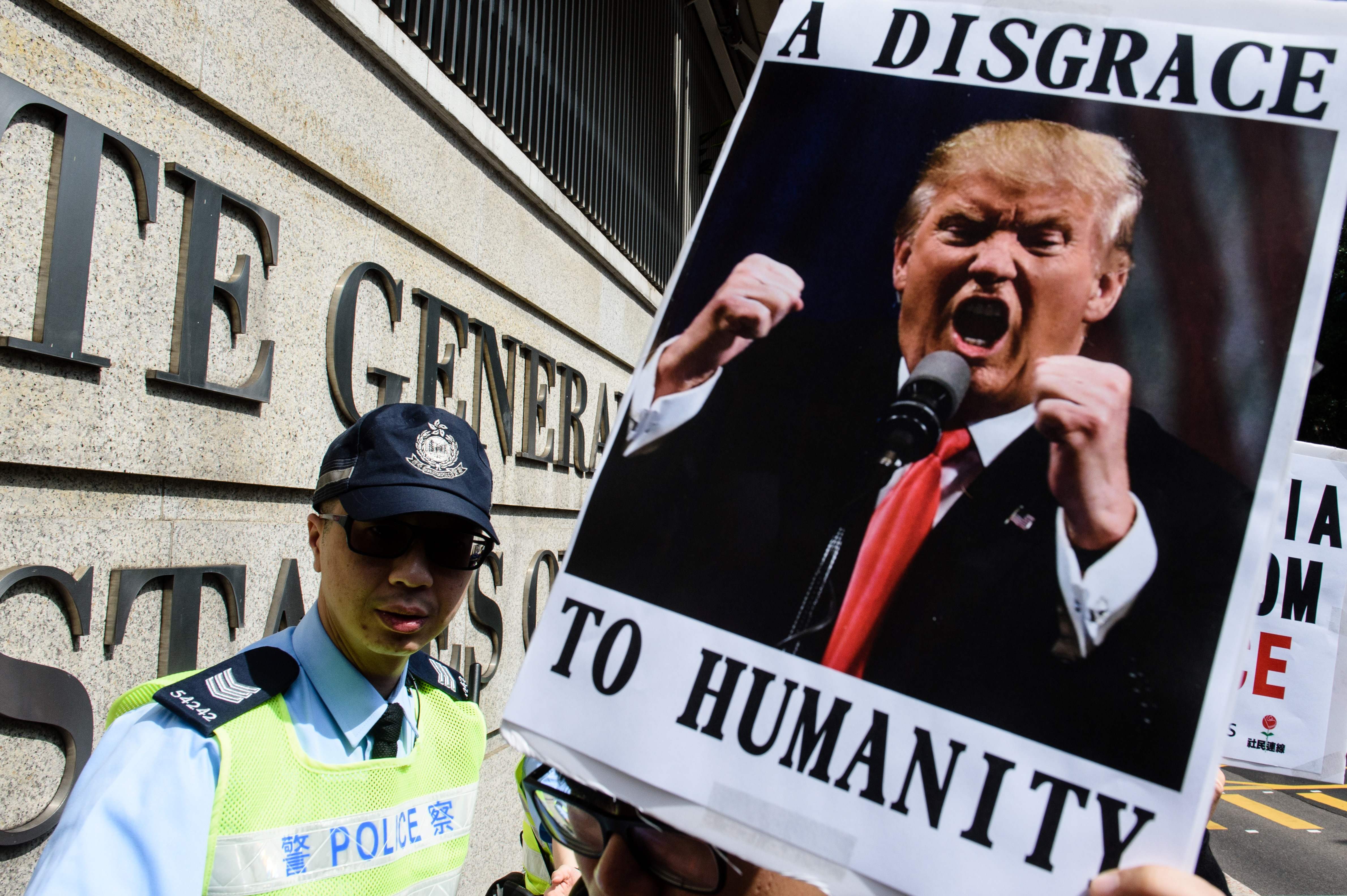 صورة ترامب فى مظاهرات مناهضة لقراراته بحظر سفر مسلمين لأمريكا