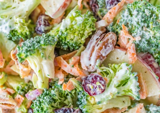  سلطة  البروكلى و عين الجمل والزبيب 