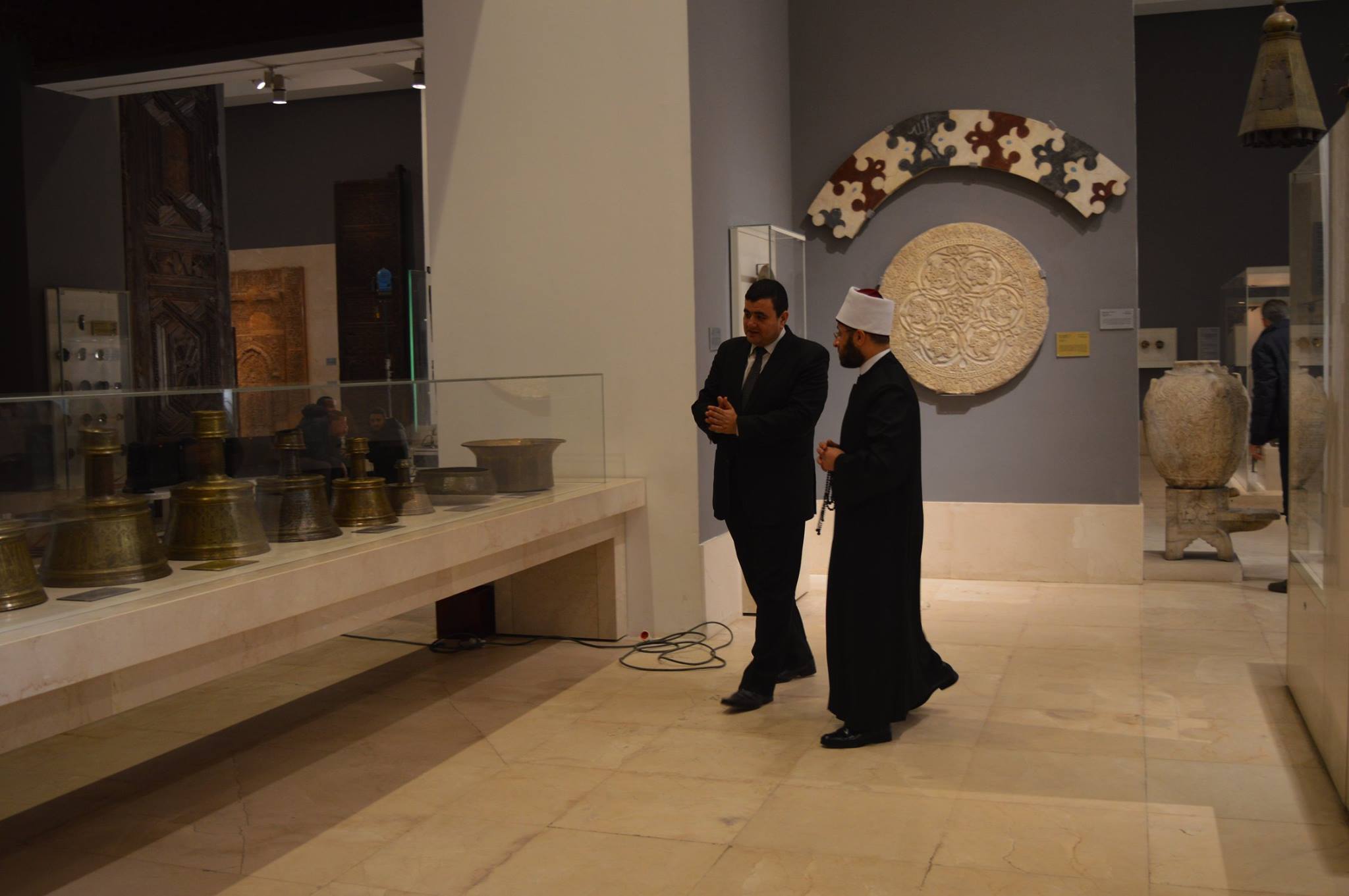 أسامة الأزهرى يتفقد متحف الفن الإسلامى