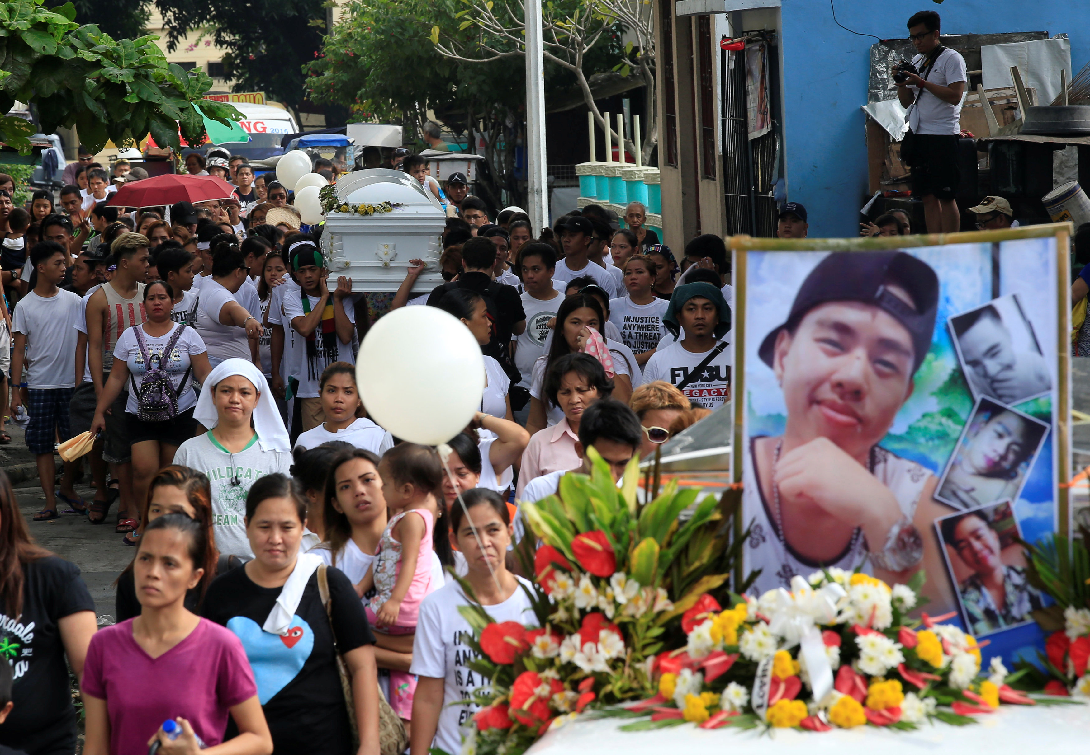 صور ونعش الشاب الفلبينى المقتول خلال جنازته فى العاصمة مانيلا