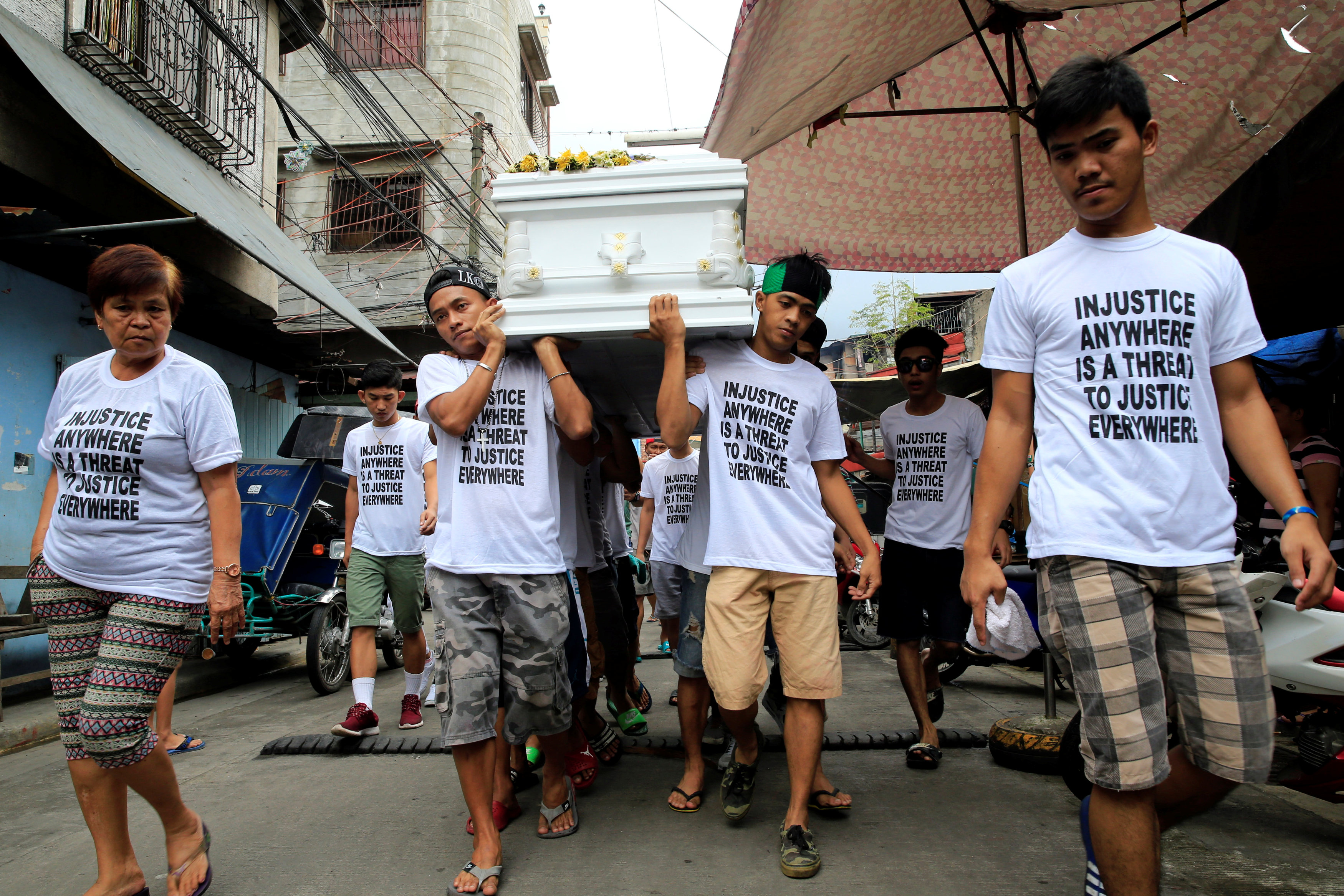 أصدقاء الشاب الفلبينى يحملون نعشه لتشييع جثمانه