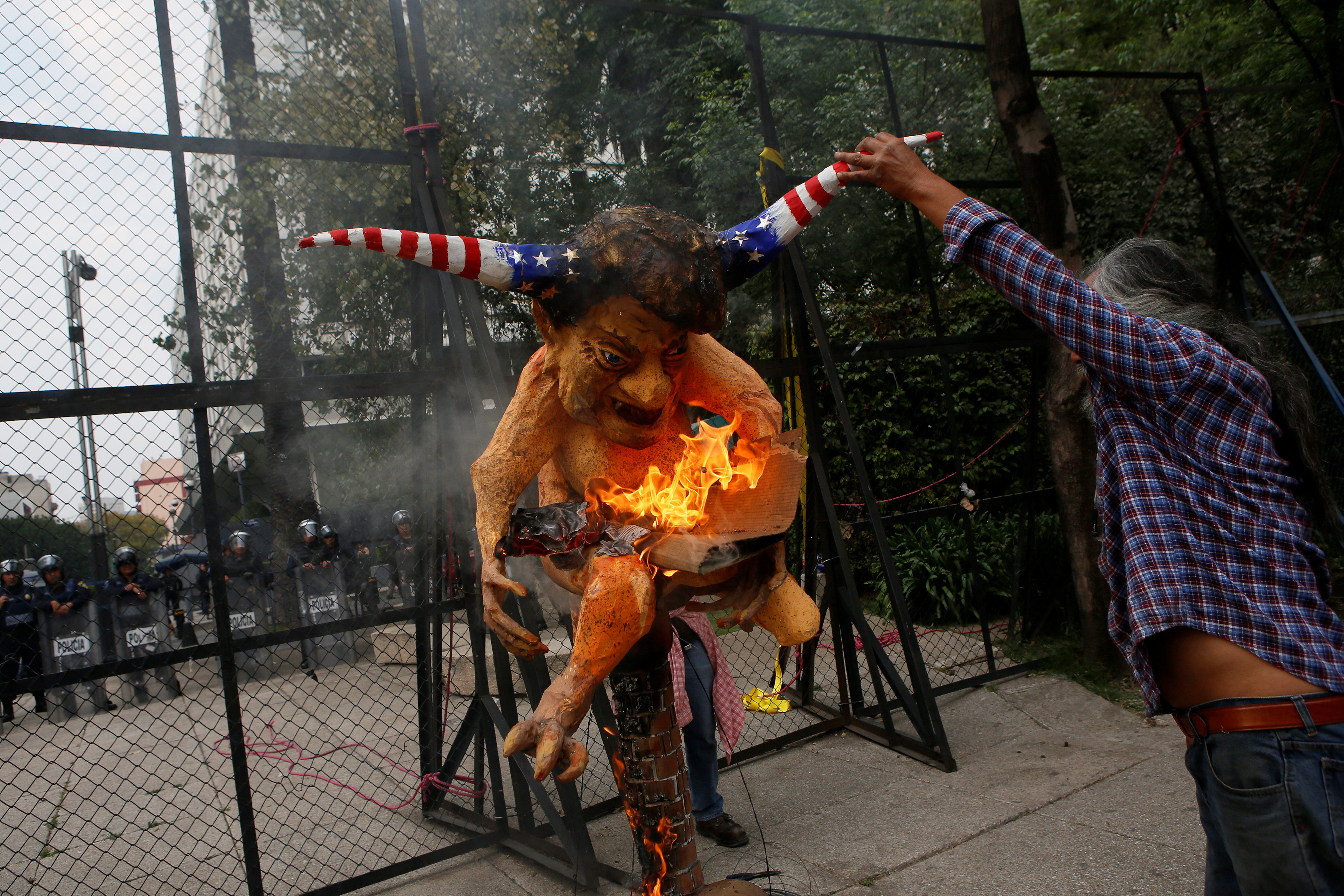 اشتعال النيران فى دمية ترامب أمام السفارة الأمريكية فى المكسيك