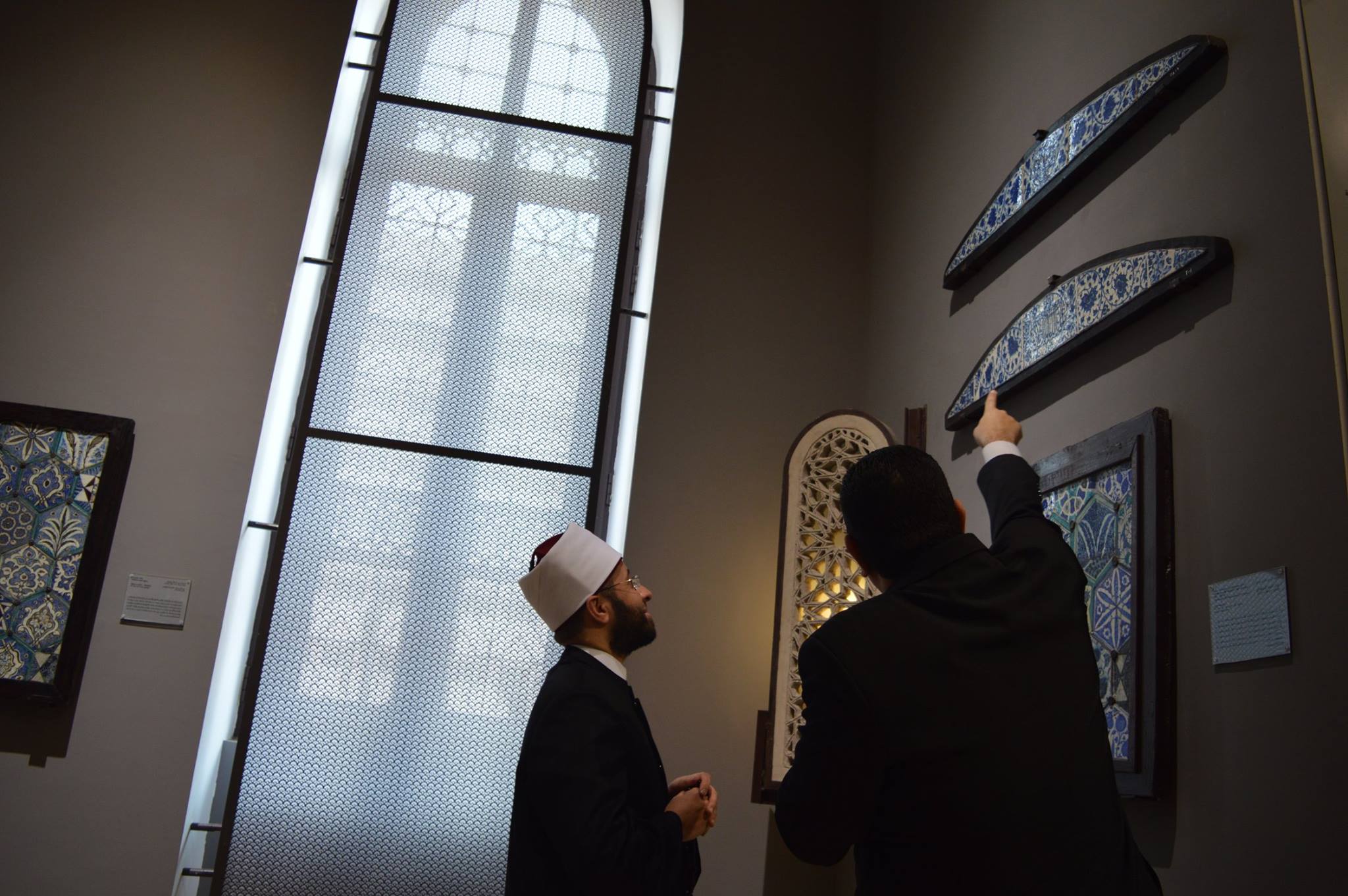 الدكتور أحمد الشوكى المشرف العام على المتحف يشرح للشيخ أسامة  تاريخ المقتنيات