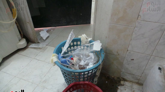 المحاليل والقمامة فى كل مكان داخل المستشفى