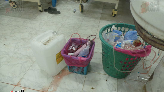 الدماء والقمامة فى كل مكان داخل مستشفى قوص