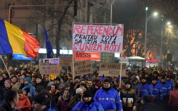 شعارات فى مظاهرات رومانيا تطالب باستفتاء على تمرير قانونين