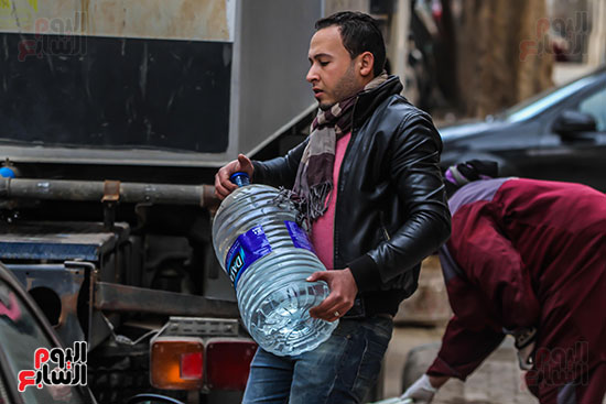 رجل يحمل مياه الشرب