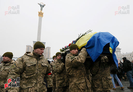 جنود أوكرانيين يحملون نعش زميلهم ضحية الحرب شرق أوكرانيا