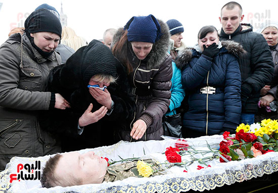 سيدة تبكى أمام جثمان ابنها القتيل فى صفوف الجيش الأوكرانى