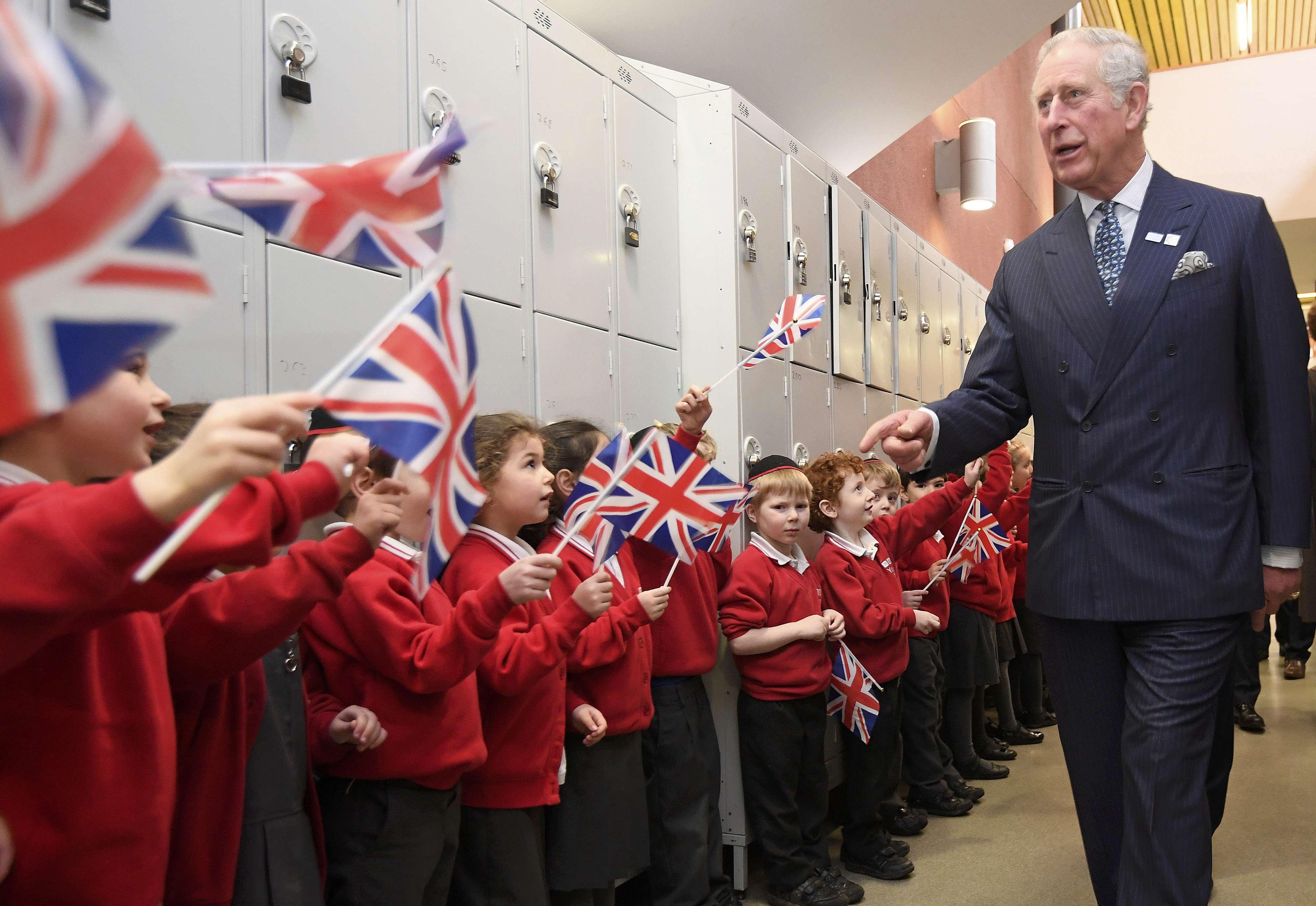 التلاميذ فى استقبال الأمير تشارلز بكلية يفنيه بالأعلام البريطانية