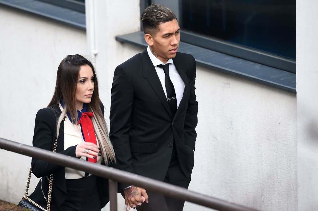 فيرمينو وزوجته خارج المحكمة