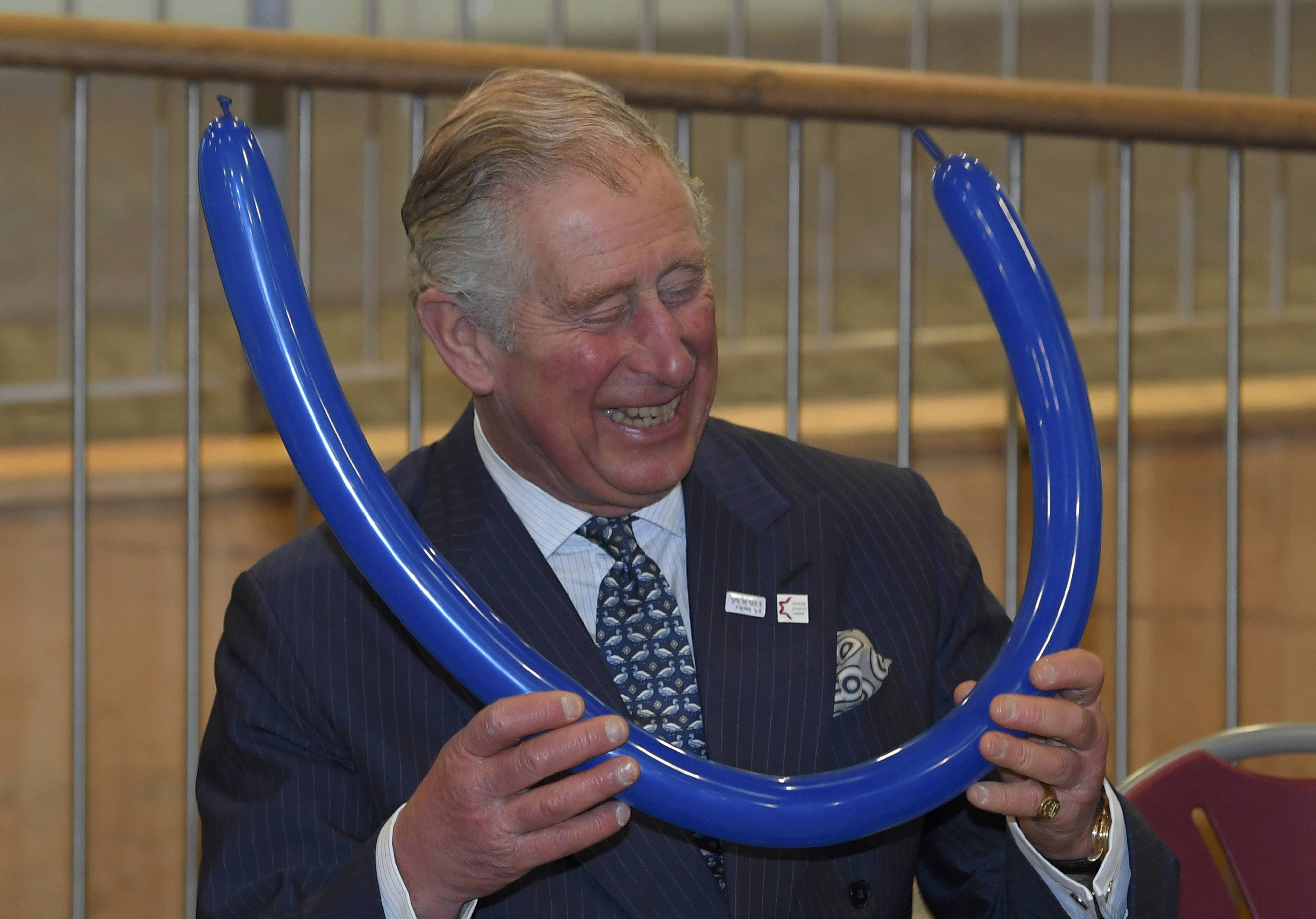 الأمير تشارلز يشارك فى درس صناعة أغطية الرأس بالبالونات خلال زيارته لكلية يفنيه