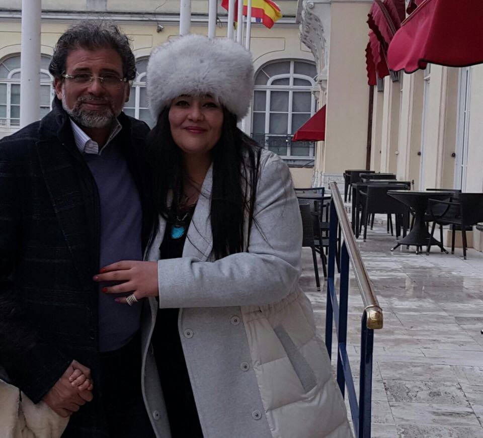 الفنان خالد يوسف مع زوجته شاليمار الشربتلى فى فرنسا