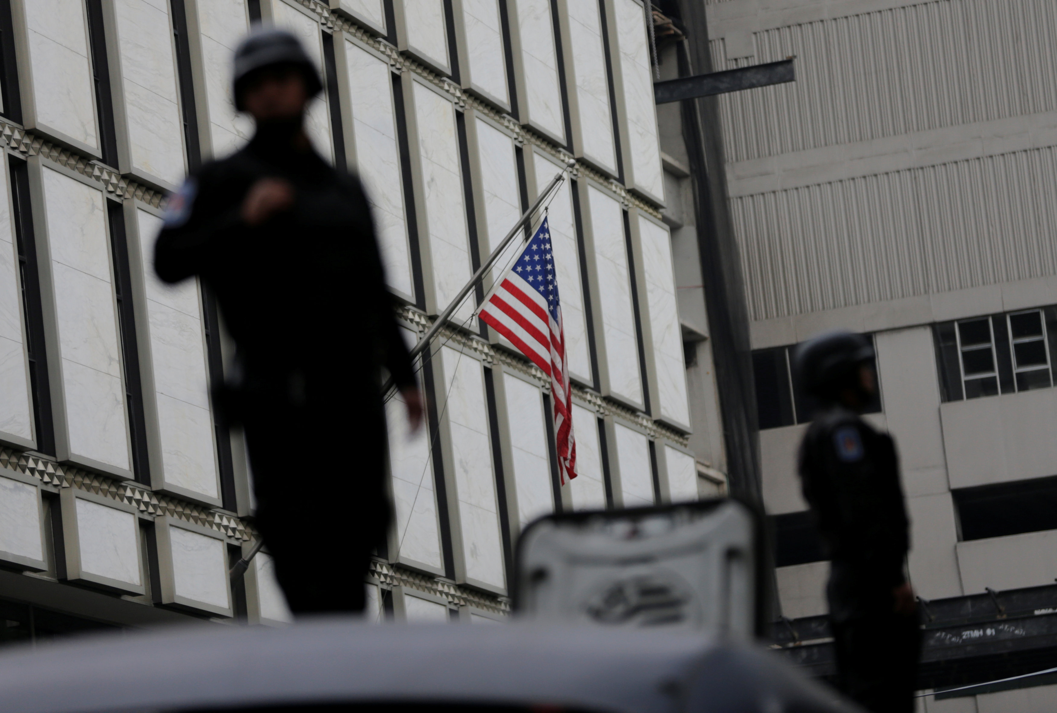 الشرطة المكسيكية تؤمن السفارة الأمريكية خلال مظاهرات ضد ارتفاع أسعار الوقود