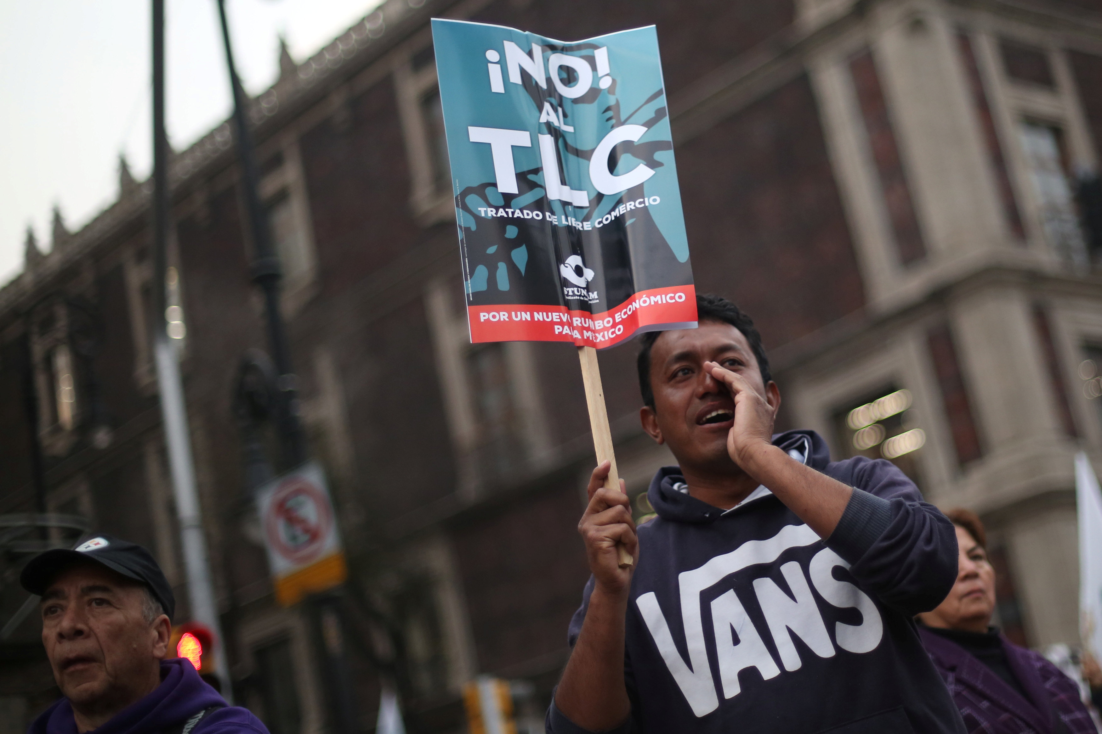 متظاهر يهتف خلال مسيرة ضد ارتفاع أسعار الوقود فى المكسيك