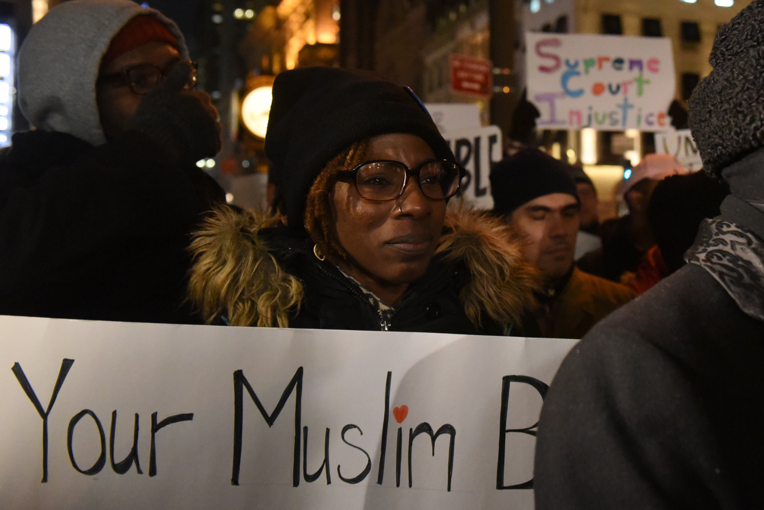 متظاهرة أمريكية ترفع لافتة ضد قرار ترامب بحظر سفر المسلمين لأمريكا