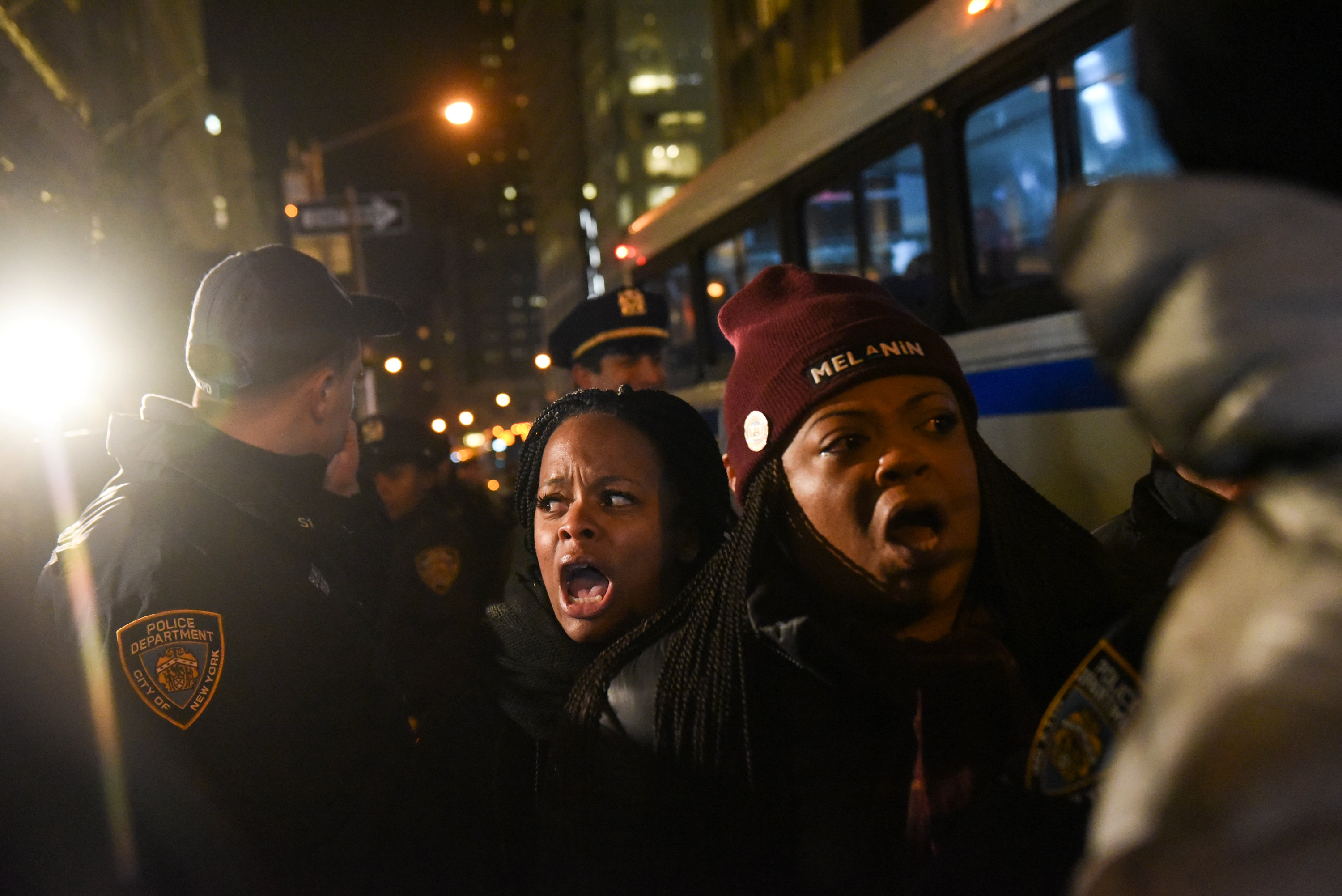 الشرطة الأمريكية تحتجز متظاهرين أمام برج ترامب ضد قراراته الأخيرة
