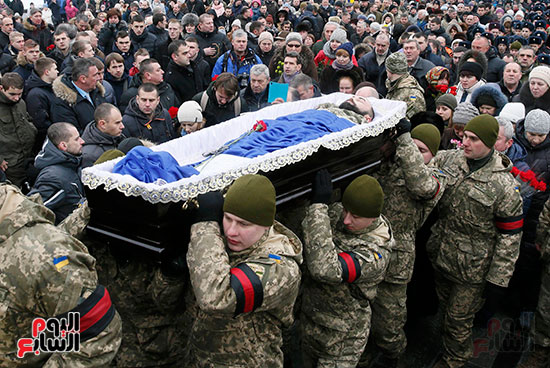 جثمان أحد الجنود الأوكرانيين الذين سقطوا فى مواجهات مع دونيتسك